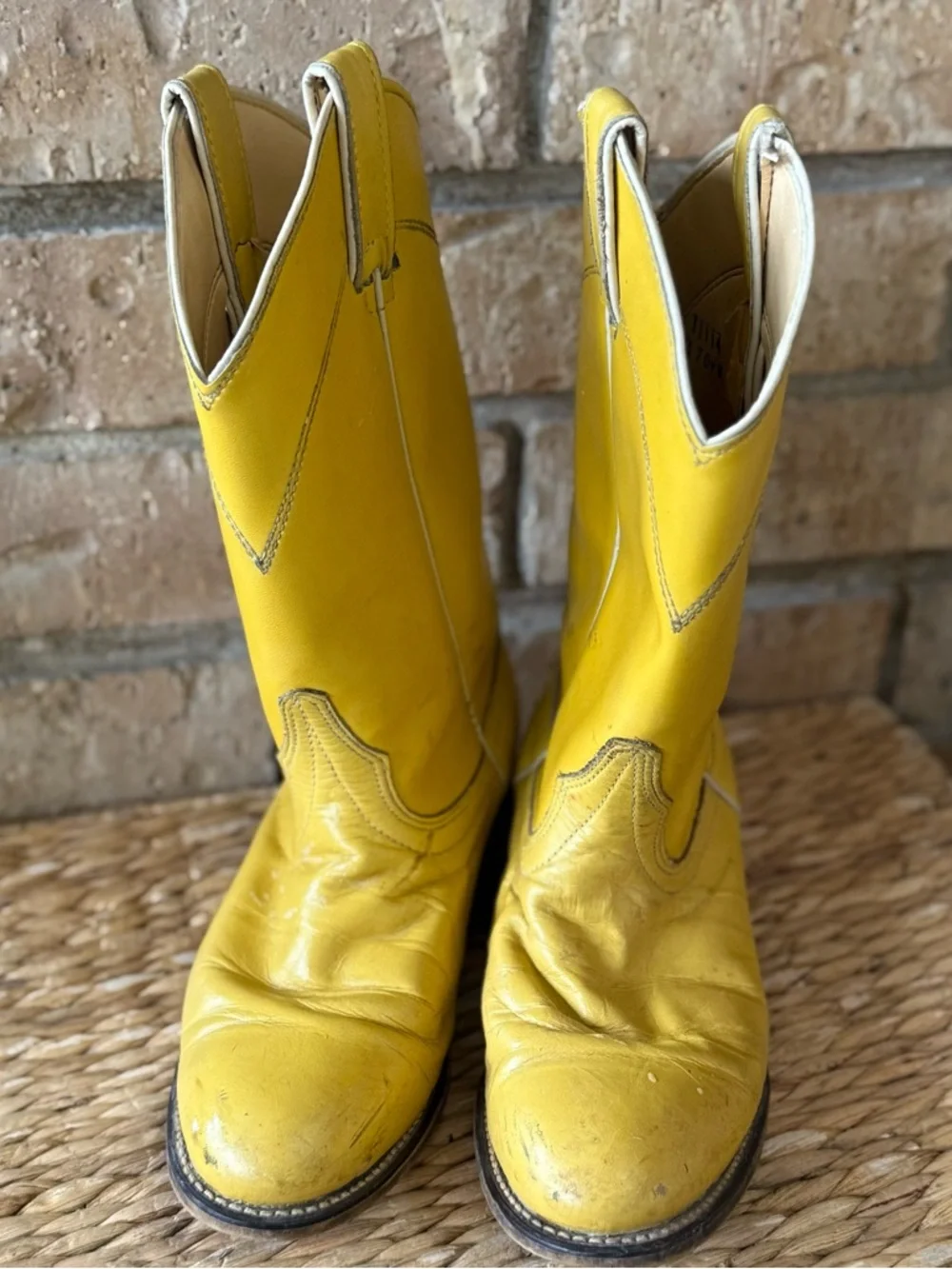 Laredo yellow Leather Cowboy Boots. Tan interior - Picture 6 of 8